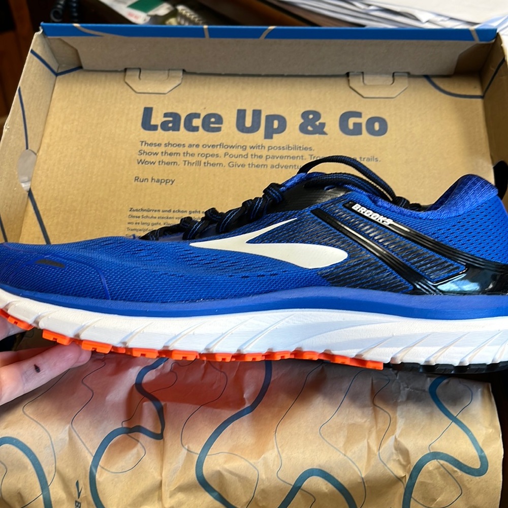 NIB Brooks Adrenaline GTS 18 shoes size 9.5